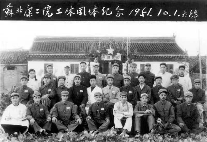 亲情无处不在   友谊无处不有 ——小乌龟与它们的麻鸭妈妈（作者：万元坤）