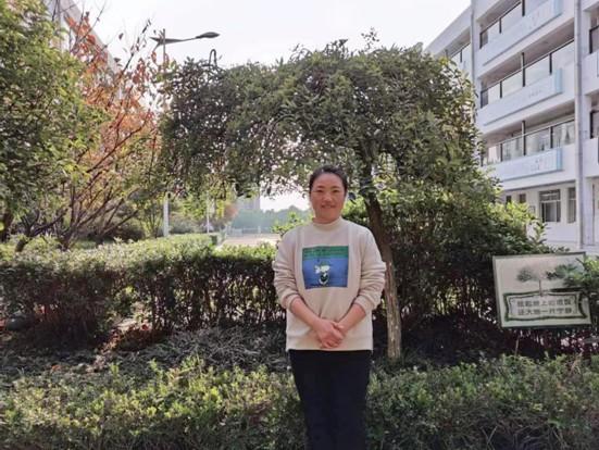 三尺讲台蕴花香，杏坛树人蝶自来