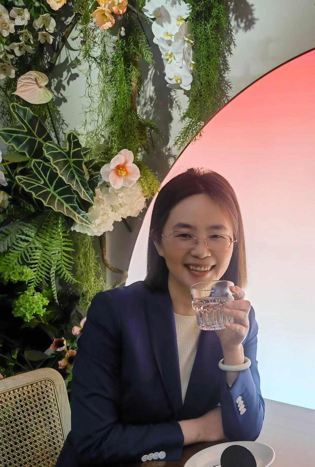 《雨中行思》作者：张源源  点评：时鹏寿