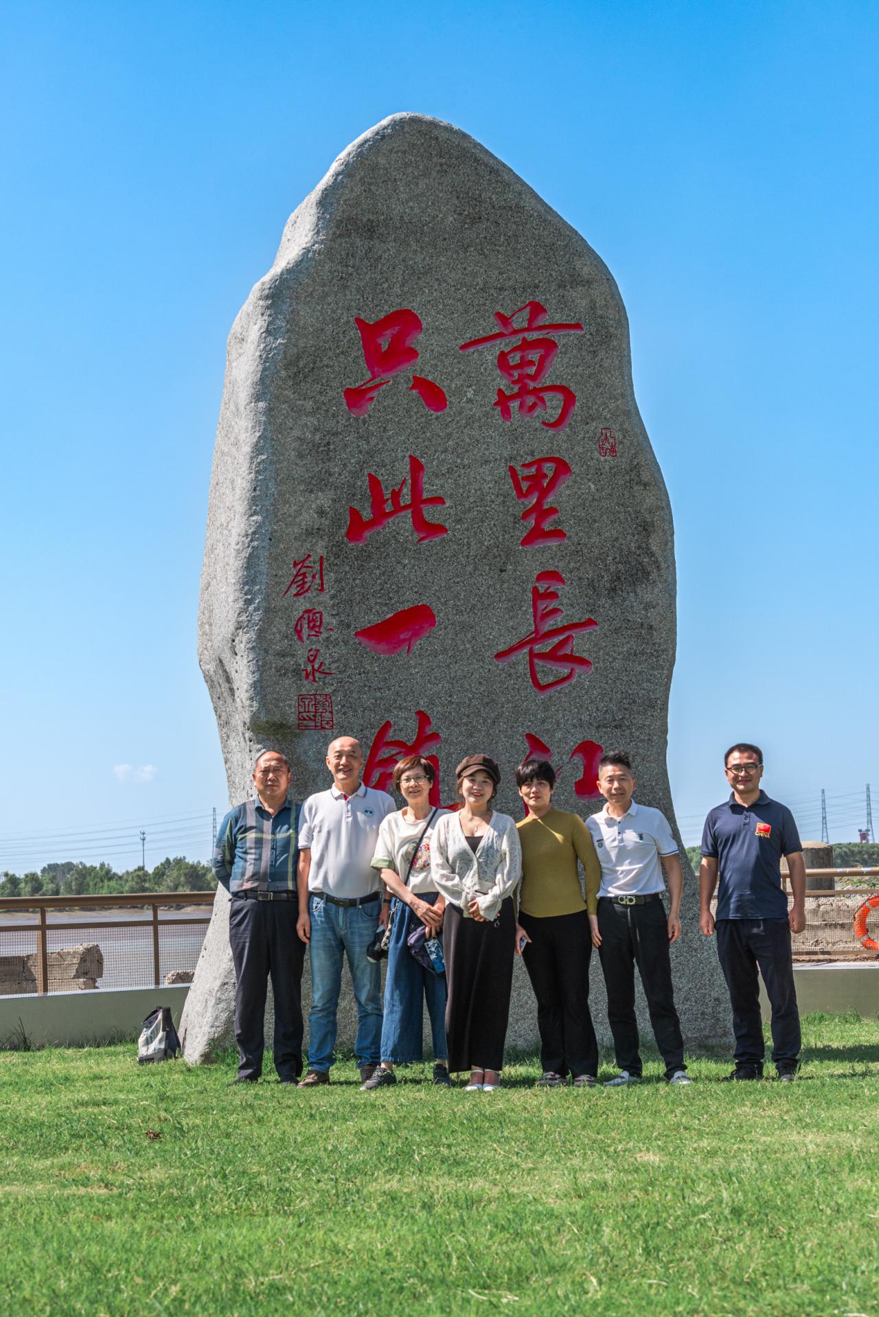 曹桂明《江海第一镇  ——国庆探访》